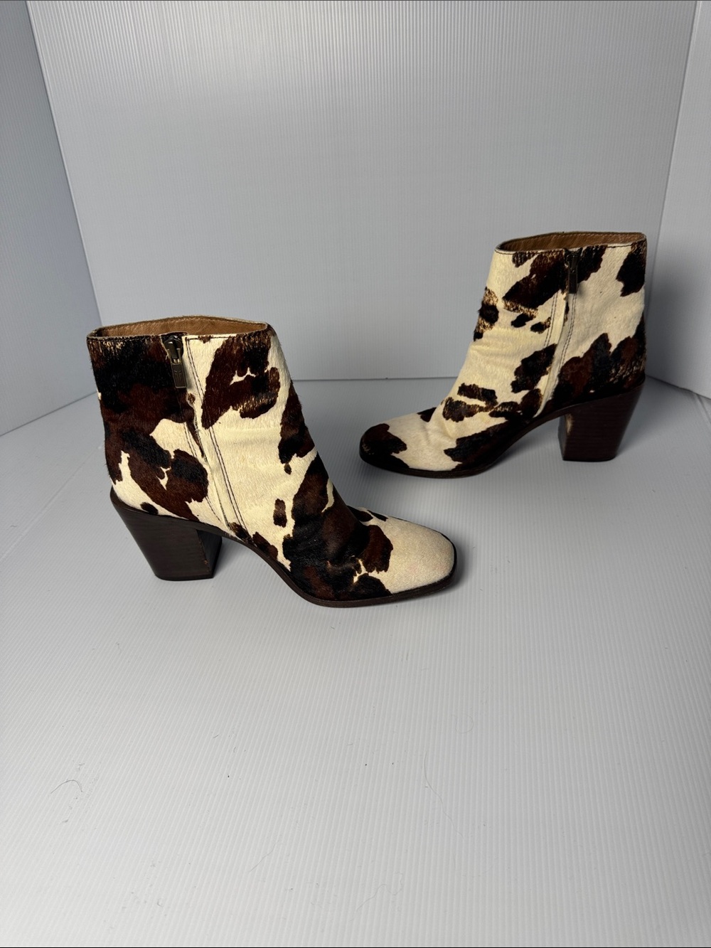 FRYE Calf Hair Cow Print Ankle Boots Heeled Cream Brown Side Zip Western 8.5 - Picture 3 of 13